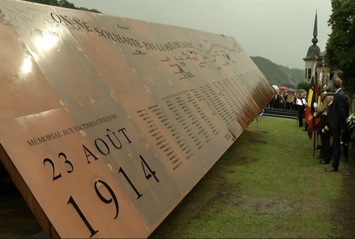 Le Roi inaugure le mémorial dédié aux 674 martyrs 