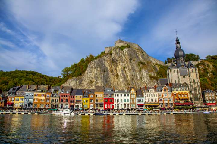 Dinant comparée à un décor de Disney, la ville fait rêver les voyageurs du monde entier 